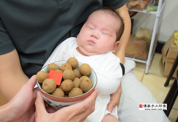 陳寶寶(新北永和區嬰兒寶寶滿月剃頭理髮、免費嬰兒剃胎毛儀式吉祥話)。中國風會場，爸媽寶貝免費穿「日中韓」古裝禮服。專業拍照、DVD光碟、證書。★購買「臍帶章、肚臍章、胎毛筆刷印章」贈送：剃頭、收涎、抓周，三選一。 2015.09.20 照片6